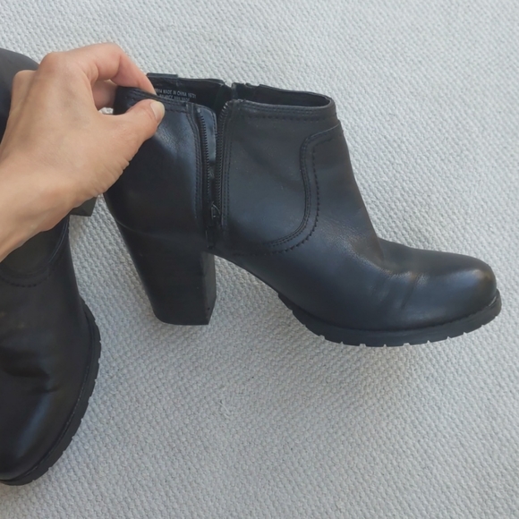 Clarks Leather Bootie Heals Size 8 - Picture 6 of 10